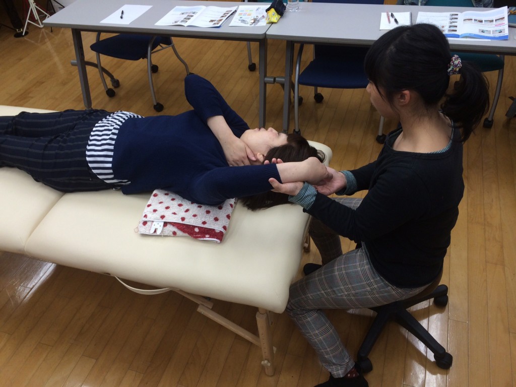 片手バンザイ　Aさん